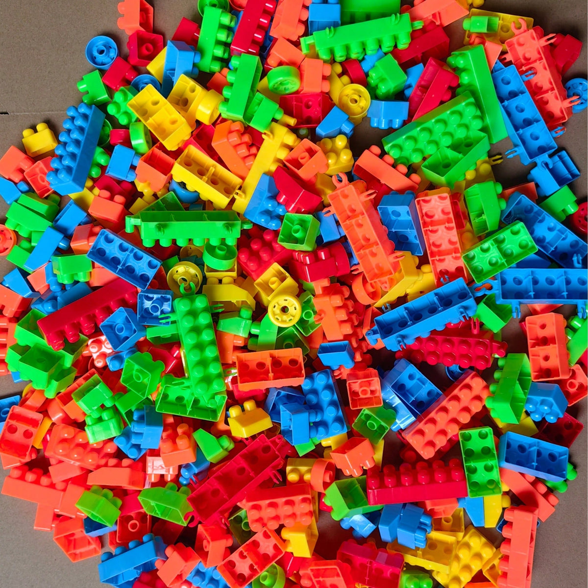 Interlocking Building Blocks Set, 100-440 Pieces of Colorful Medium-Sized DIY Bricks for Creative Construction Play and Birthday Christmas Gifts