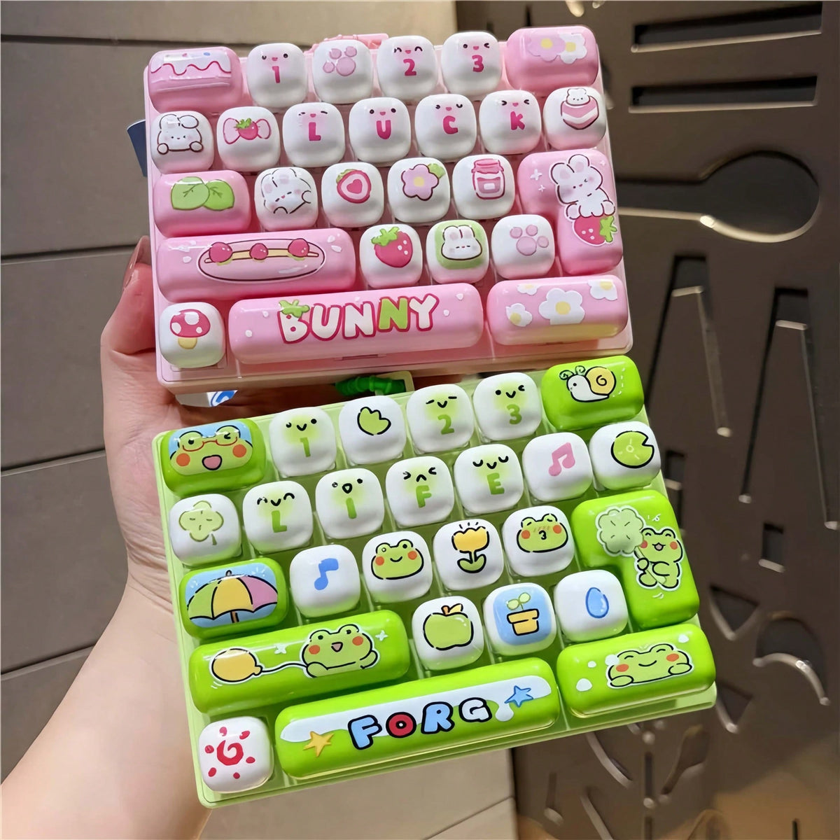 Mechanical Keyboard Fidget Toy with 26 Clicky Keys, Detachable Keycaps and Cartoon Animal Design, Keychain Backpack Charm Gift, 1 Random Style