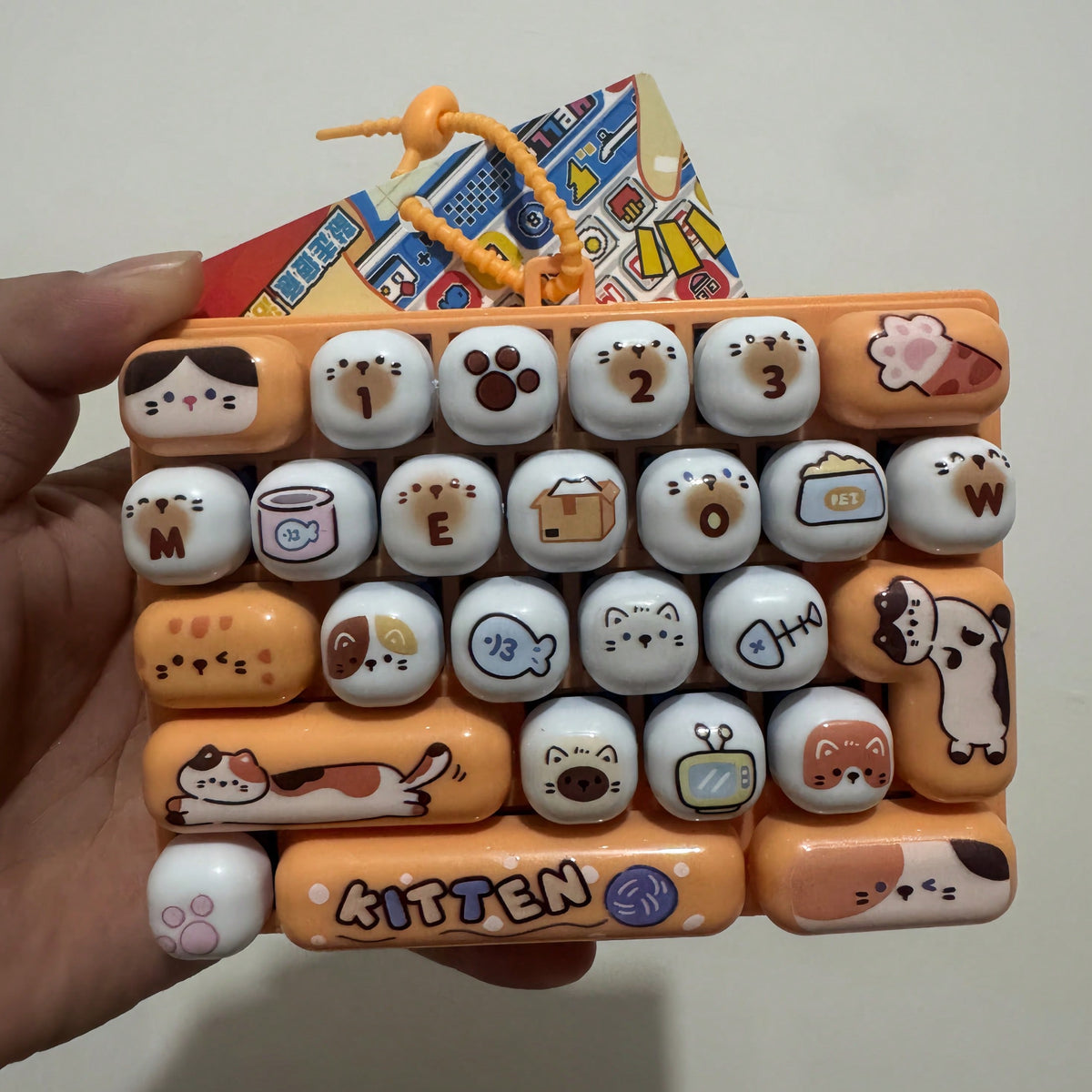 Mechanical Keyboard Fidget Toy with 26 Clicky Keys, Detachable Keycaps and Cartoon Animal Design, Keychain Backpack Charm Gift, 1 Random Style