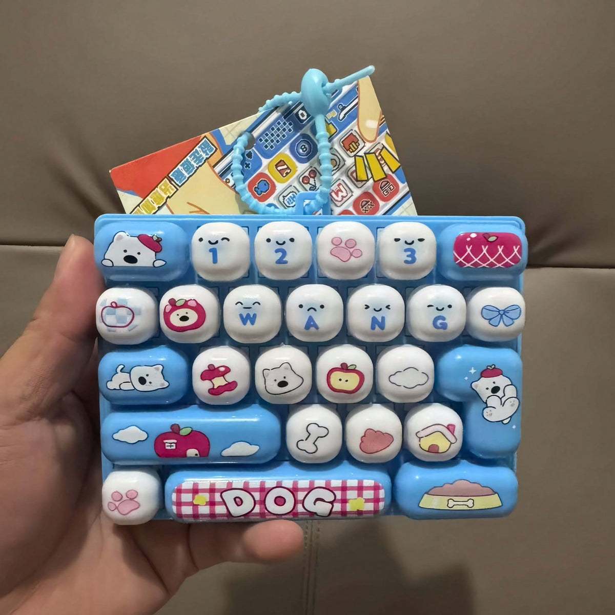 Mechanical Keyboard Fidget Toy with 26 Clicky Keys, Detachable Keycaps and Cartoon Animal Design, Keychain Backpack Charm Gift, 1 Random Style