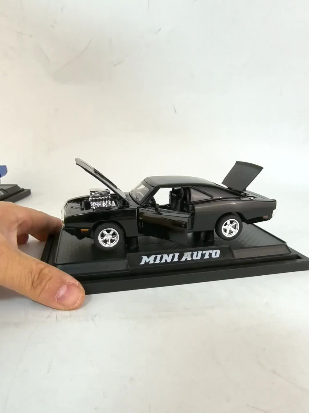 1:32 Scale Die-Cast Dodge Challenger Model Car – Zinc Alloy Static Replica Collectible Gift for Car Enthusiasts, Adults & Teens