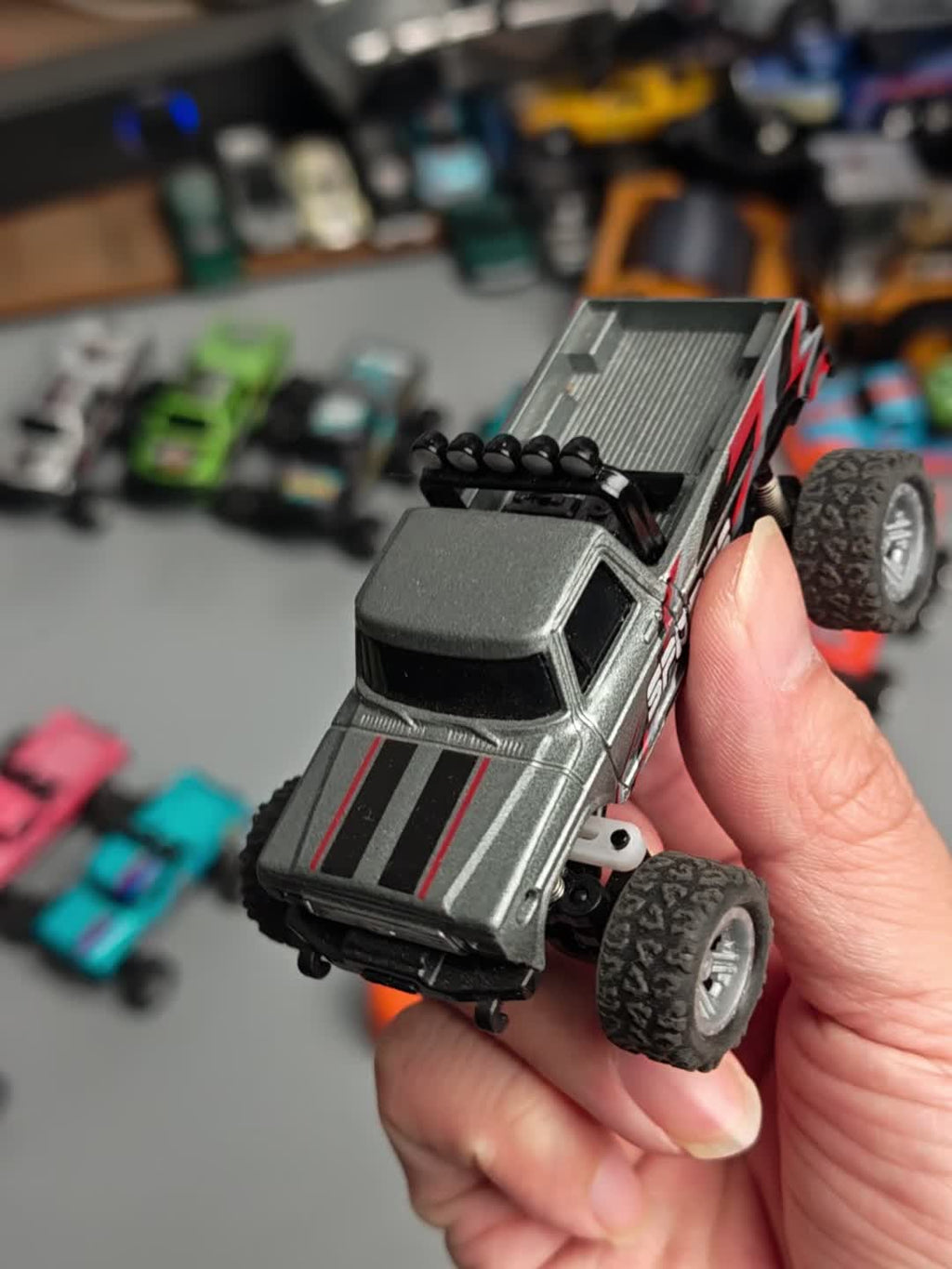 Alloy RC Off-Road Car with Shock-Absorbing Chassis & Rubber Tires – Remote Control Rugged 4WD Truck for Boys Kids Indoor Outdoor Christmas Gift