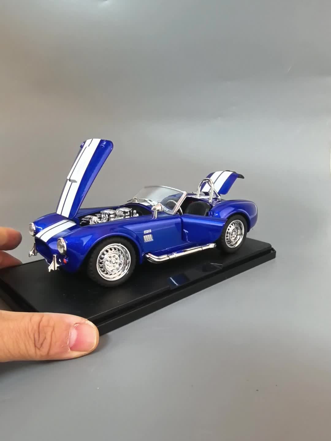 1:22 Scale Shelby Cobra Vintage Die-Cast Model Car Zinc Alloy Openable Doors Static Display Collectible Gift for Car Enthusiasts Home Office Desk Decor